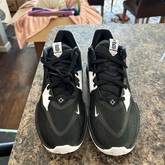 Nike Kyrie Irving basketball shoes - Picture 2 of 4